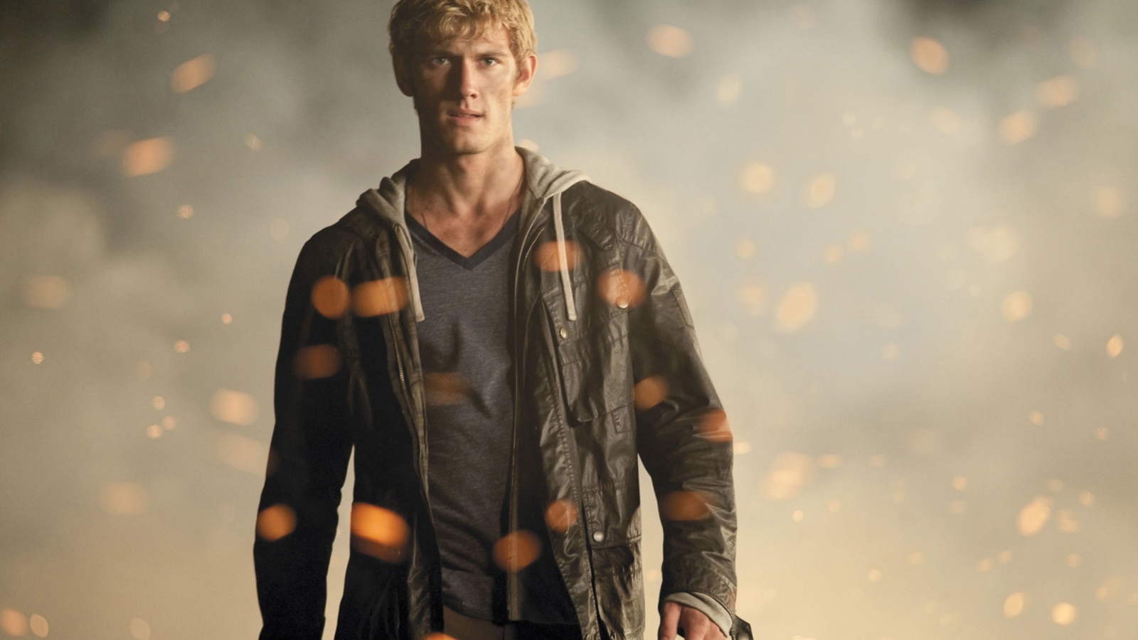 Популярный молодой актер Алекс Петтифер