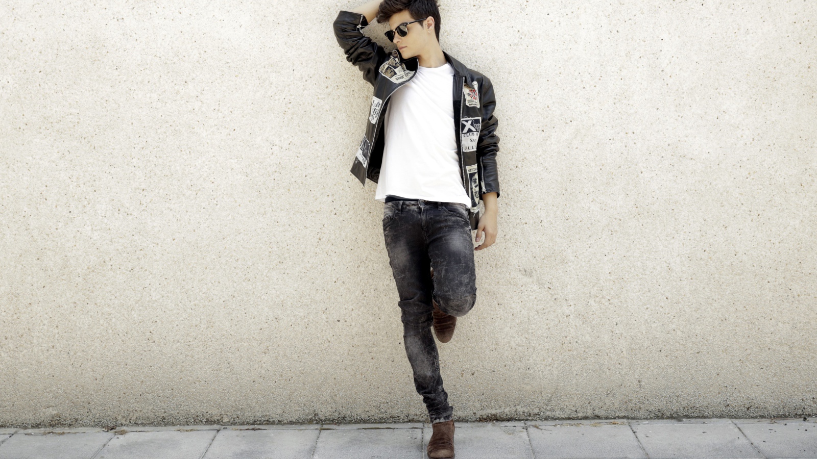 Молодой актер, певец  Авраам Матео стоит у стены