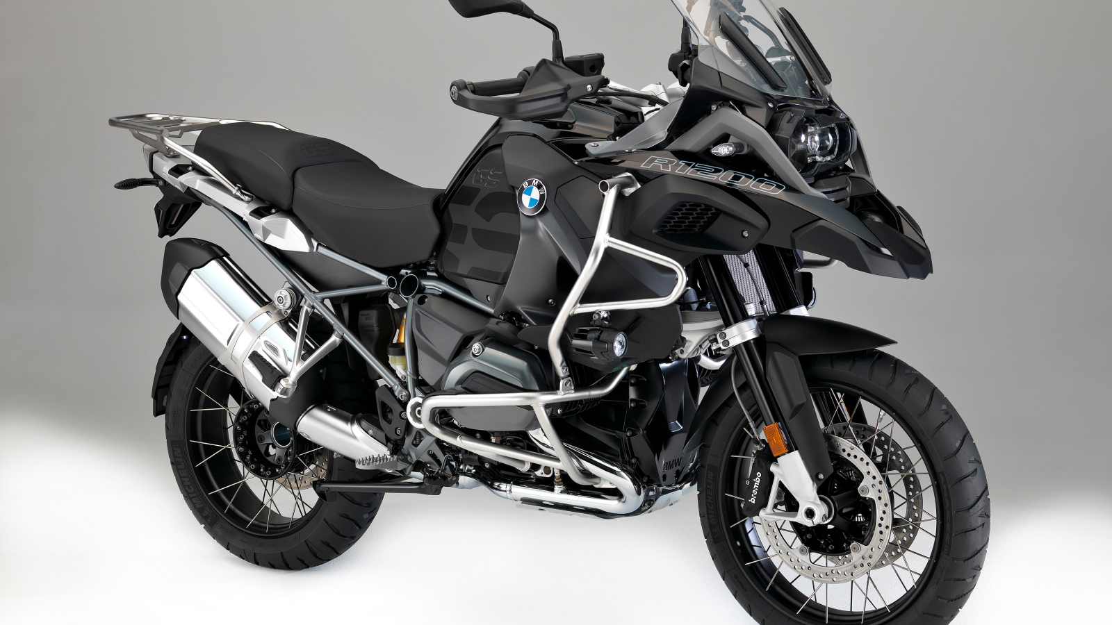 Черный мотоцикл BMW R1200GS на сером фоне
