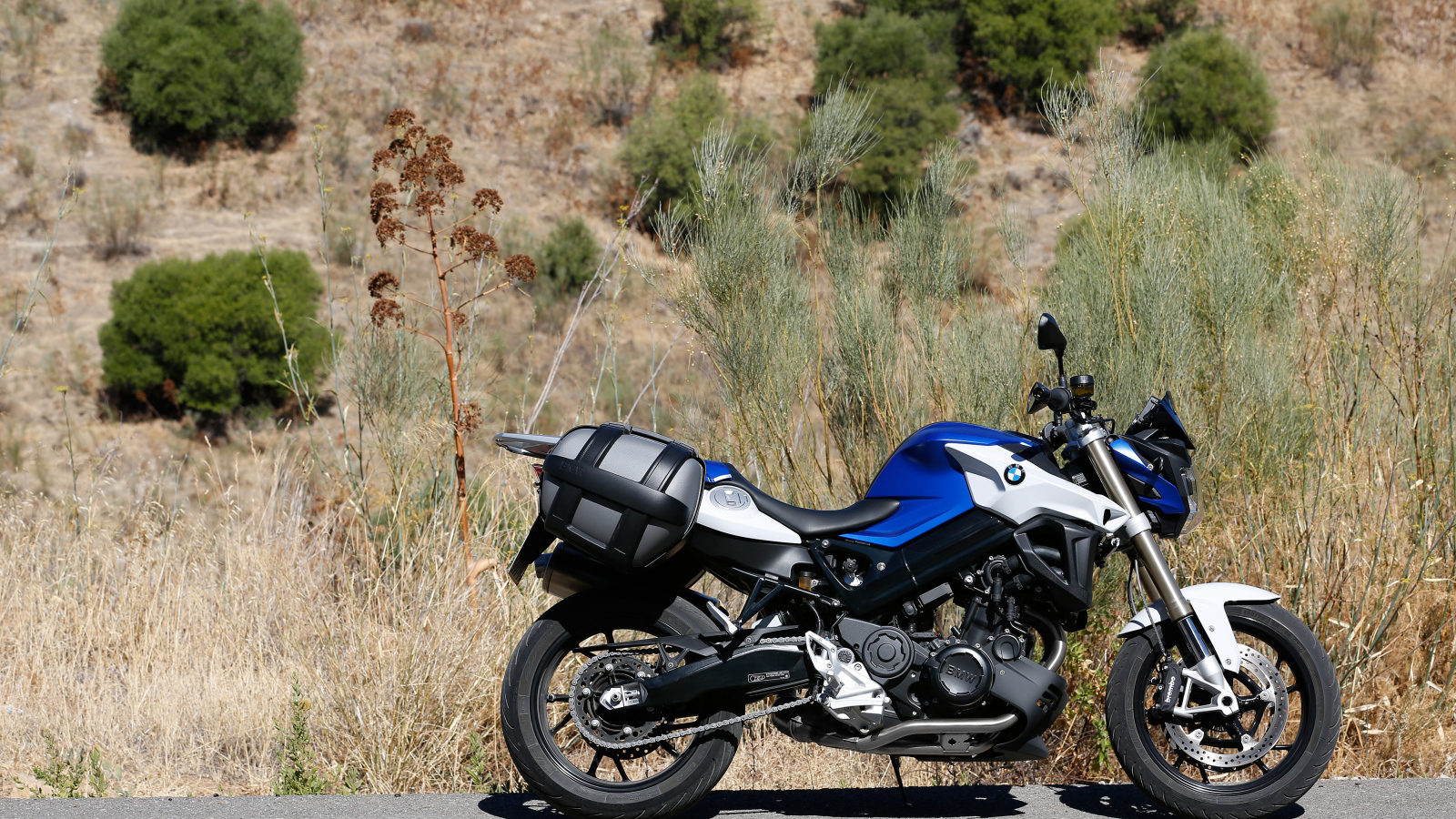 Мотоцикл BMW F800R стоит на асфальте