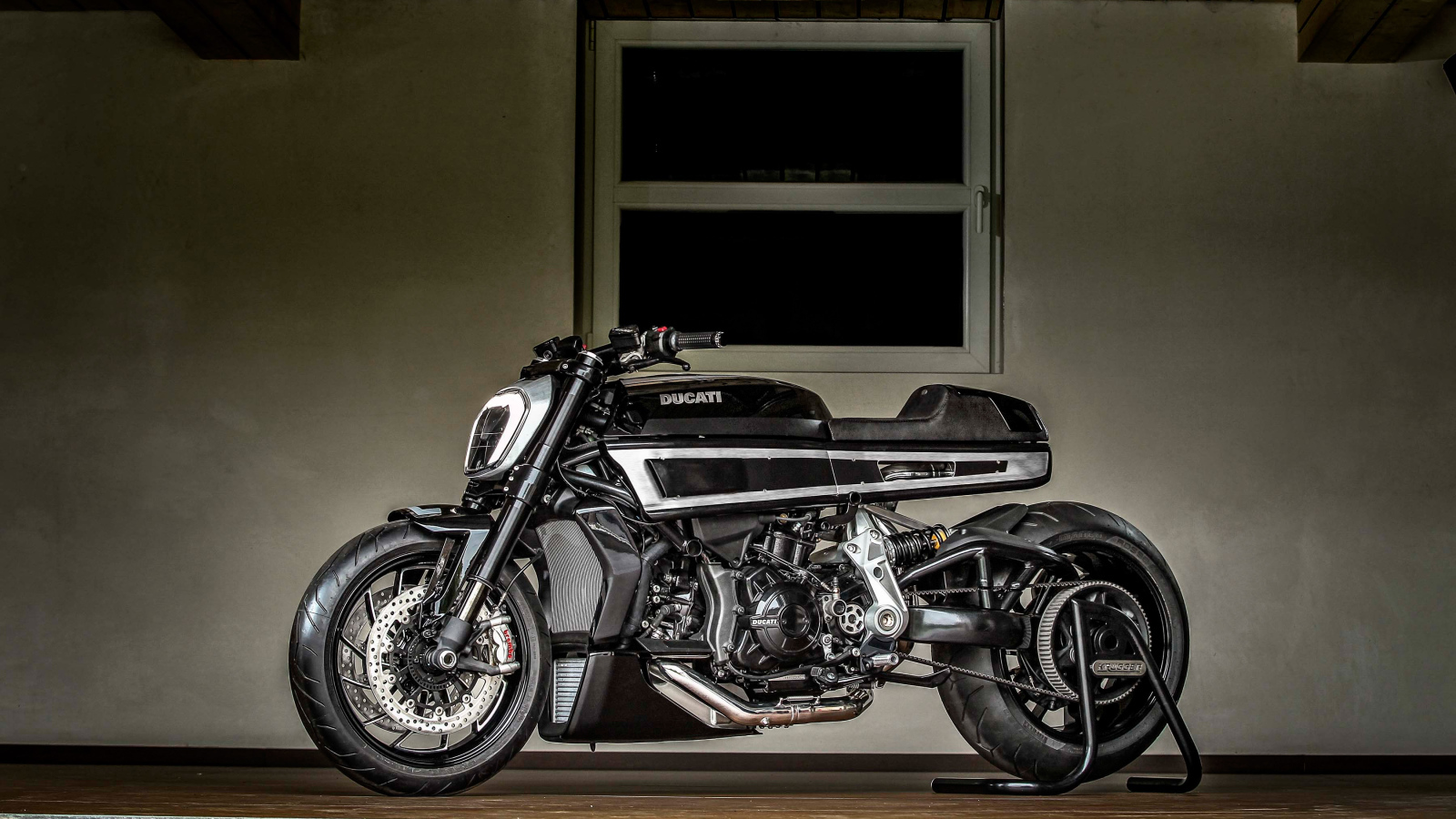 Большой черный мотоцикл Ducati XDiavel