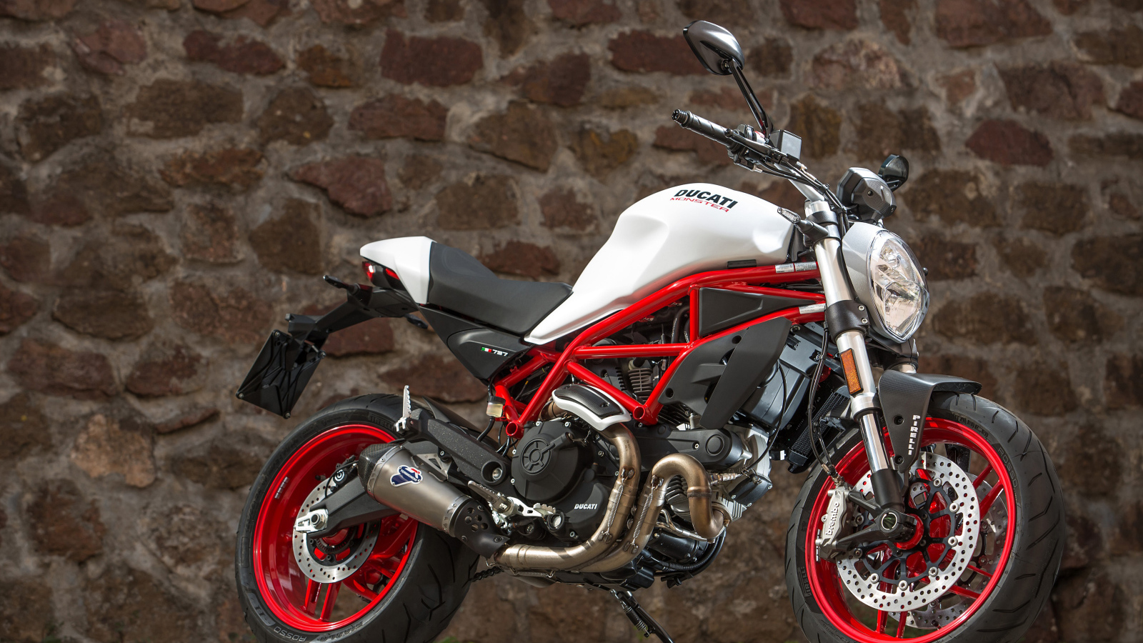 Мотоцикл Ducati  Monster 797, 2017 у каменной стены