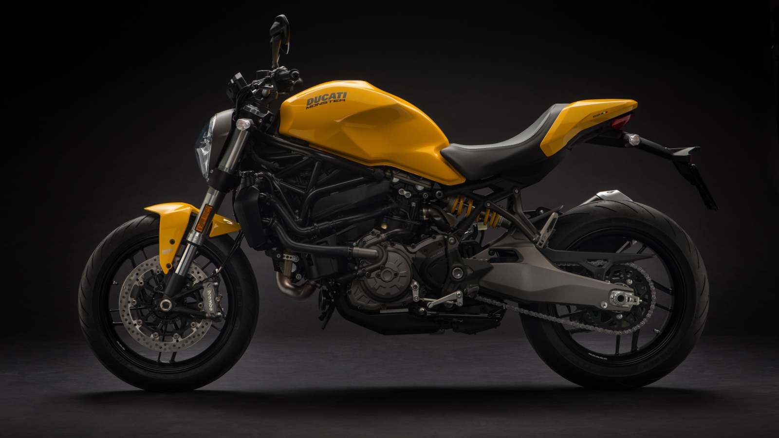 Мотоцикл Ducati Monster 821, 2018 на черном фоне