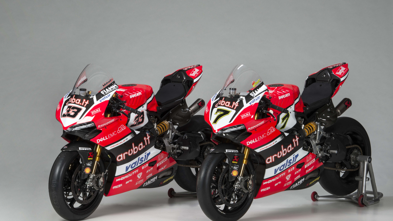 Два мотоцикла Ducati  Panigale R Superbike, 2017 на сером фоне
