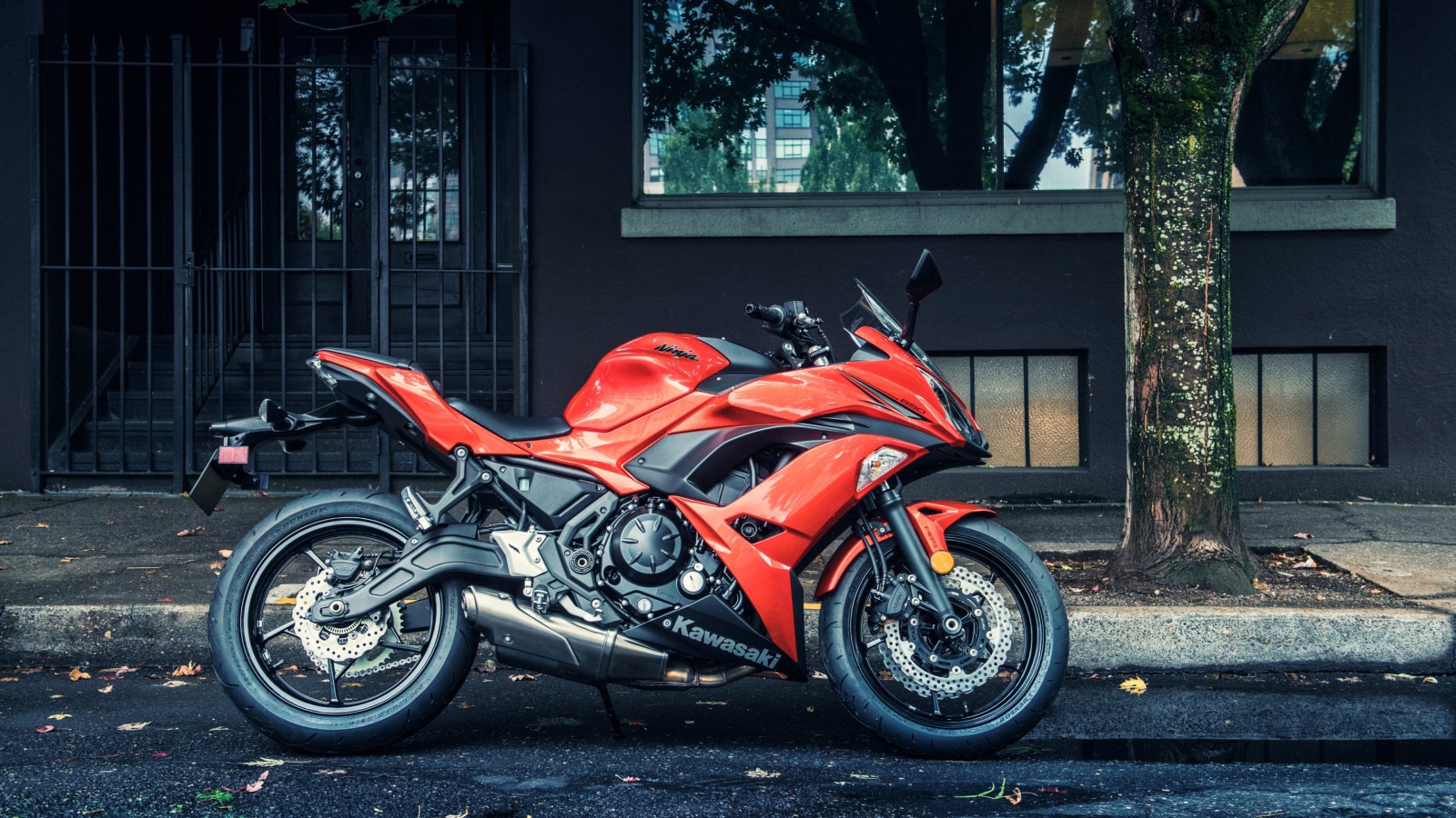 Красный мотоцикл Kawasaki Ninja 650R 