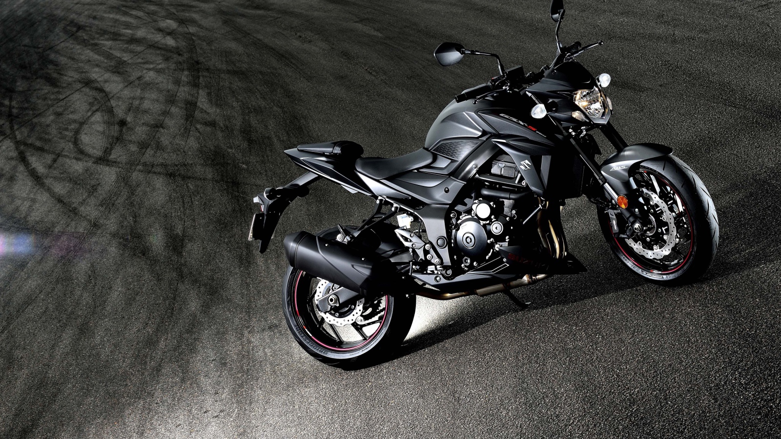 Красивый мотоцикл Suzuki GSX-S750, 2018 на асфальте