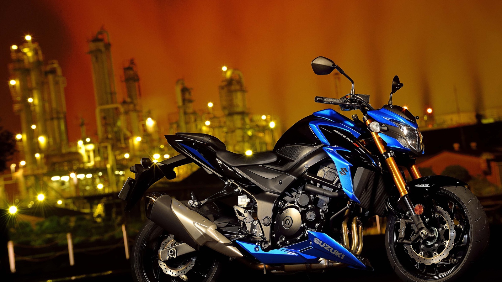 Стильный мотоцикл Suzuki GSX-S750, 2018 на фоне города