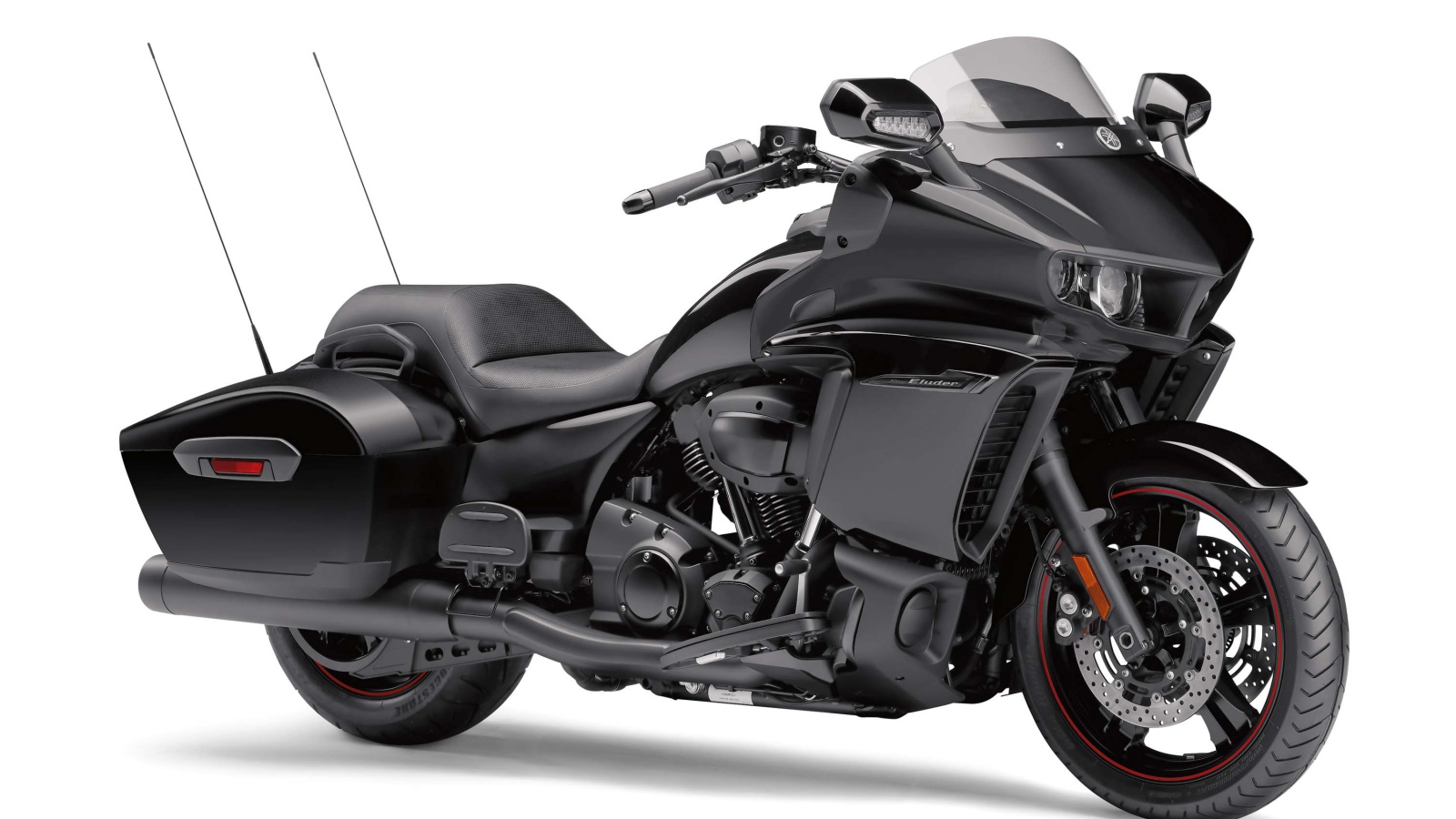 Черный мотоцикл Yamaha Star Eluder, 2018 на белом фоне