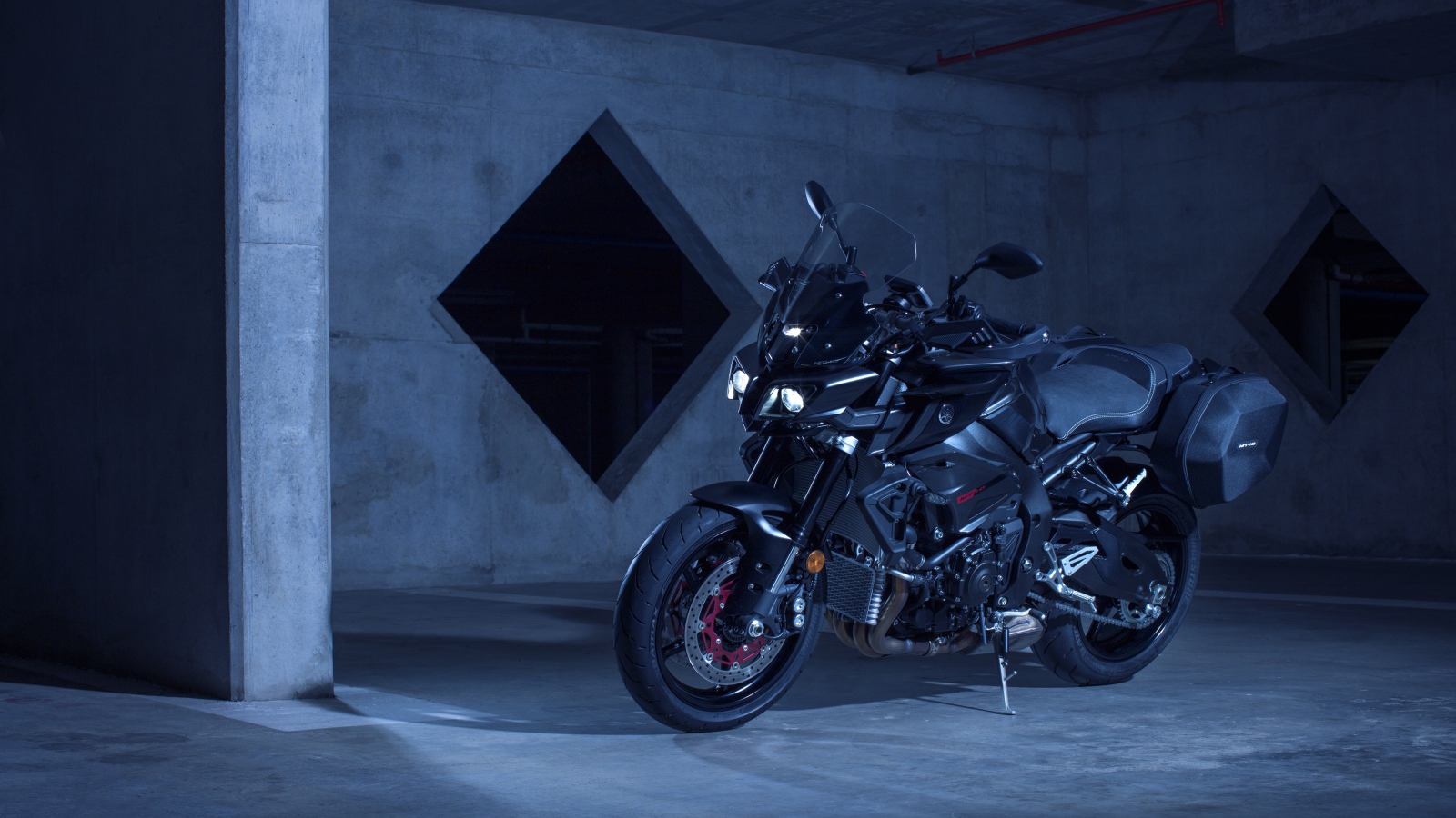 Мотоцикл Yamaha MT-10 в гараже 