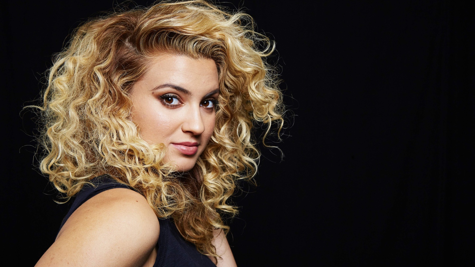 Красивая девушка американская певица Тори Келли