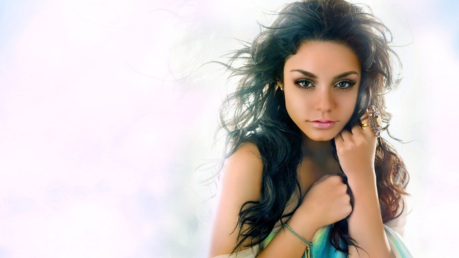 Красивая девушка певица Ванесса Хадженс 