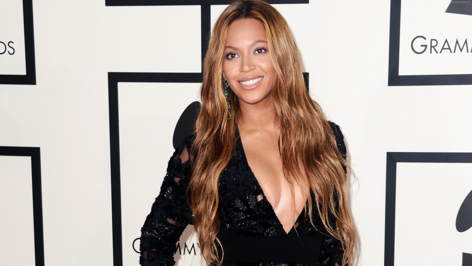 Красивая улыбающаяся певица Бейонсе в черном платье