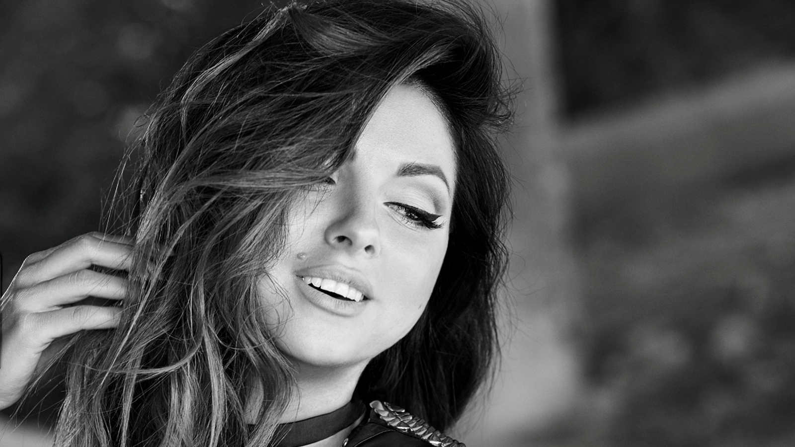 Молодая российская певица Нюша черное белое фото 