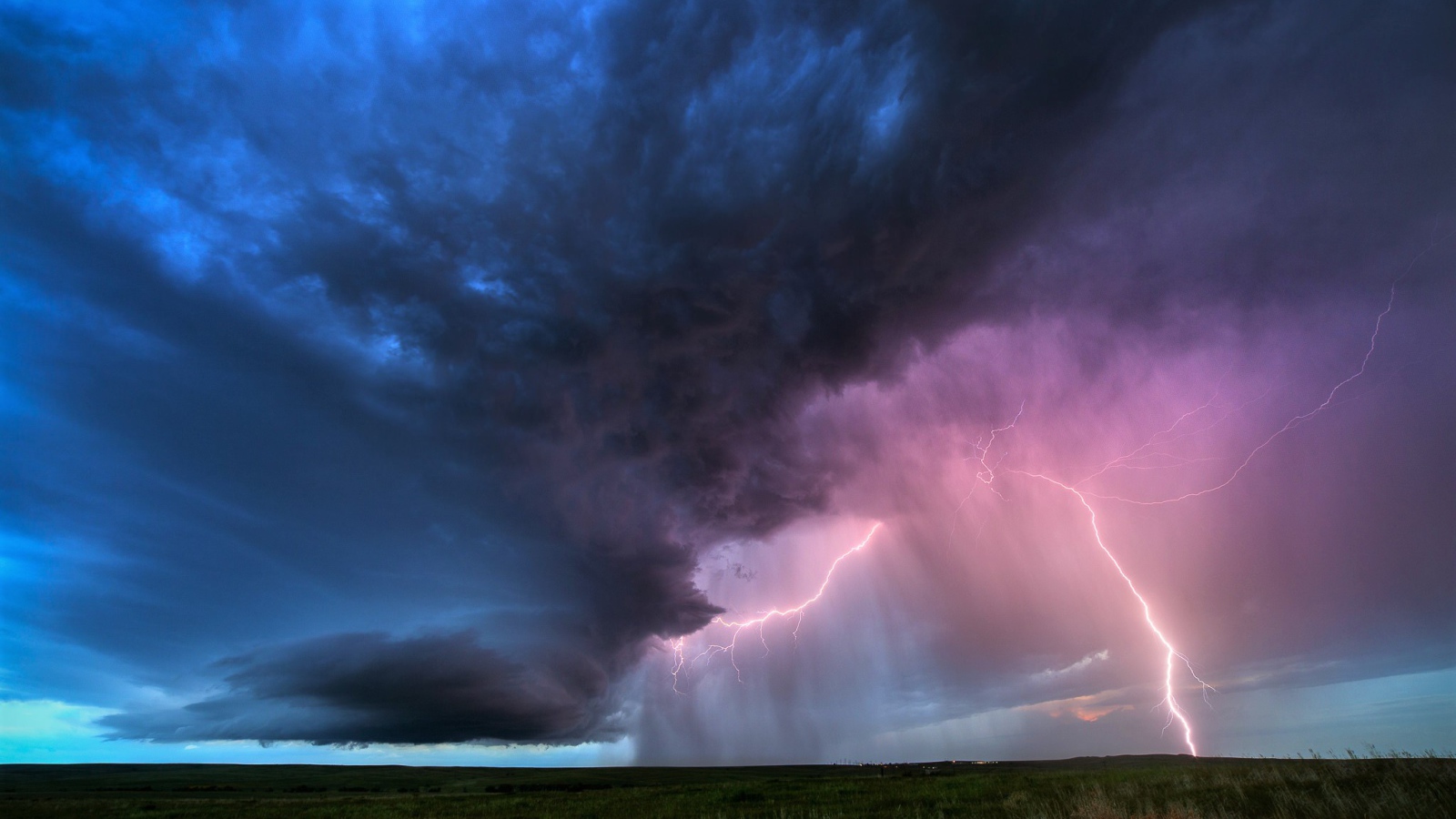 Красивое грозовое небо с молнией над полем