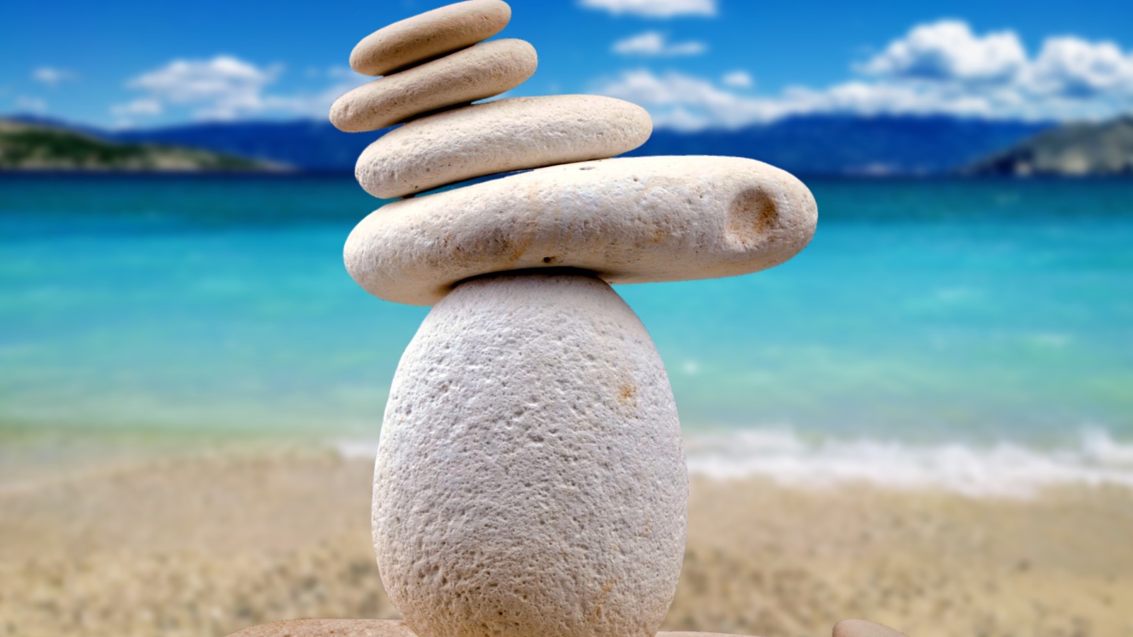 Балансирующие камни дзен на фоне океана