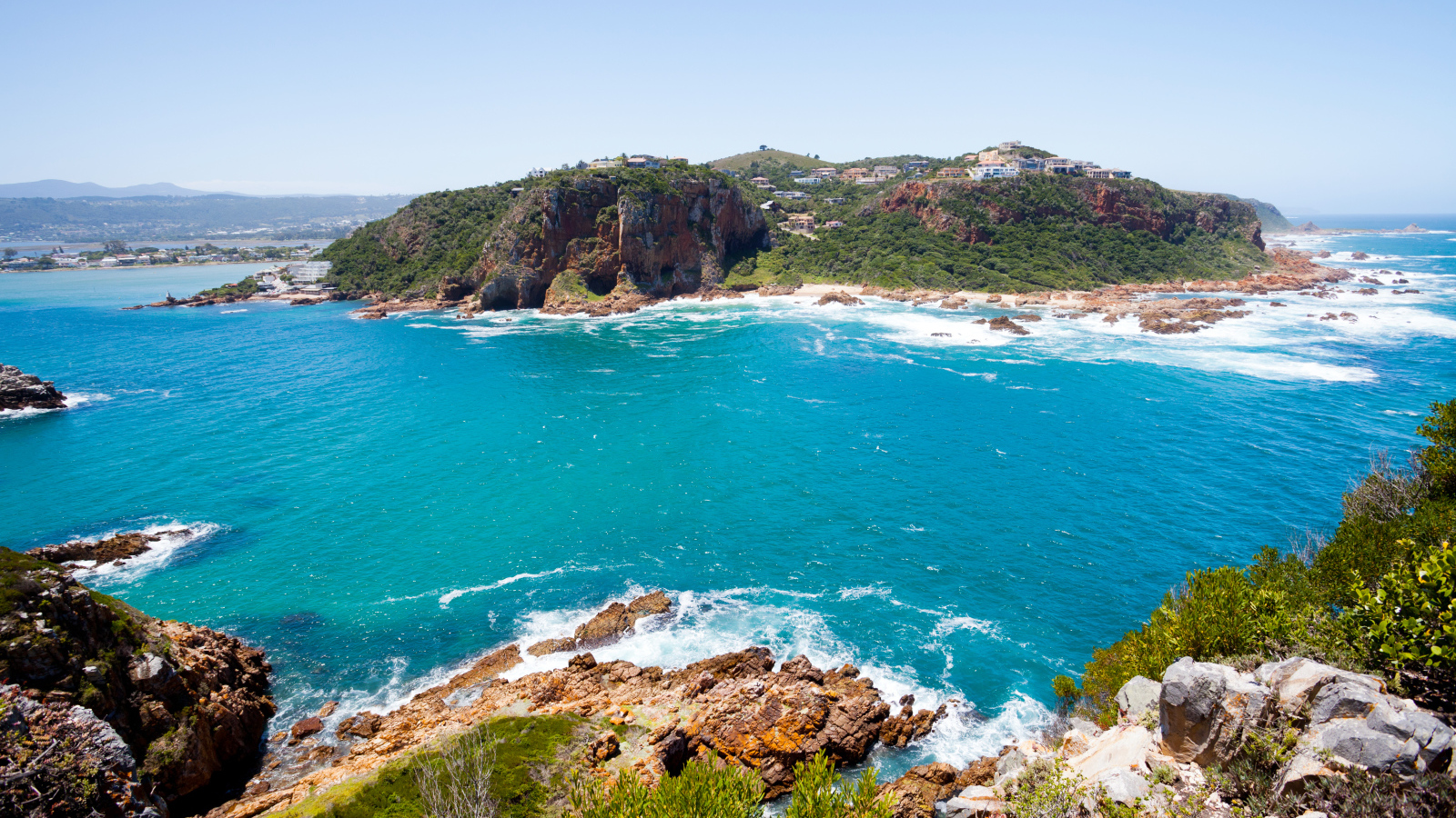 Голубая вода и каменные скалы в заливе на побережье Африки
