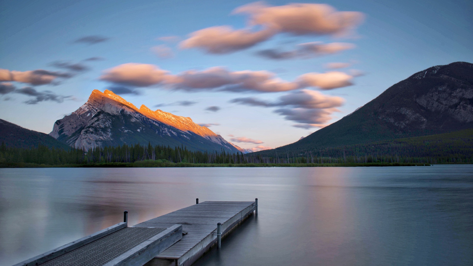 Мост на озере на фоне гор