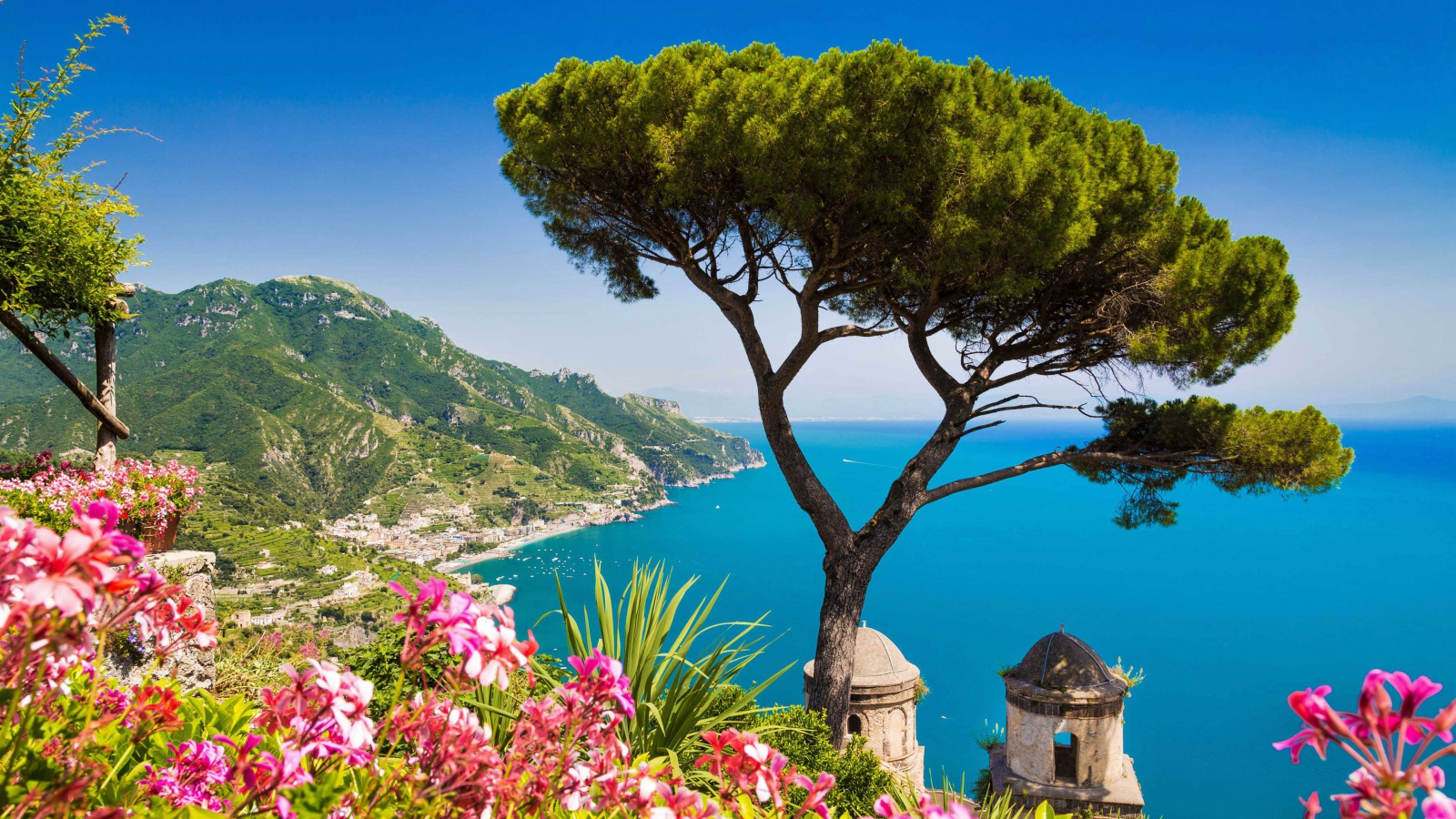 Береговая линия города Амальфи на фоне голубого океана, Италия