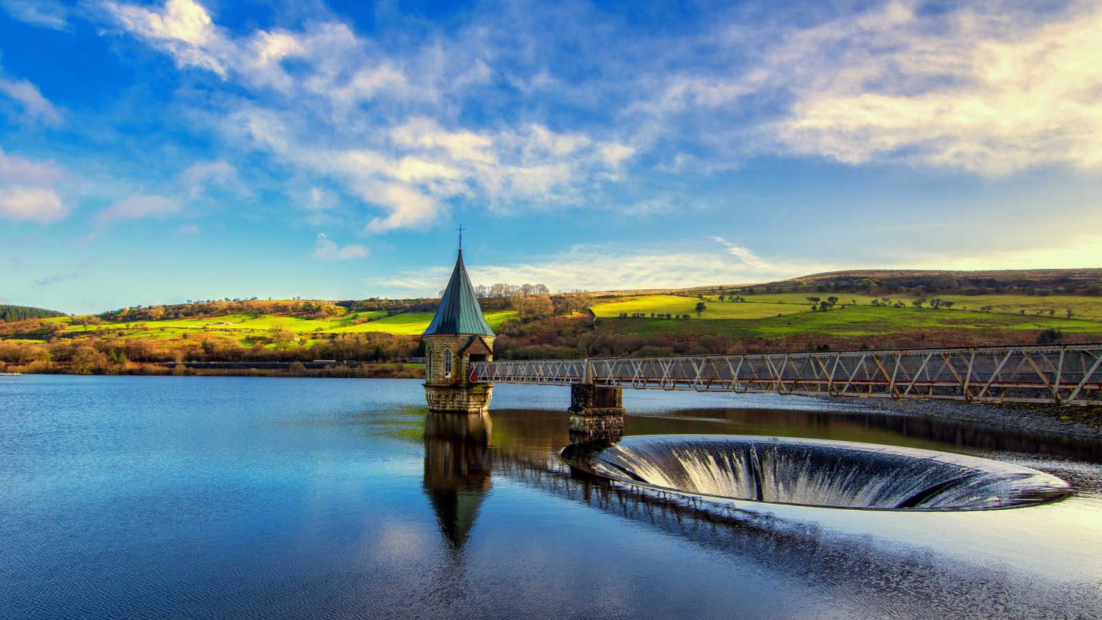Железный мост над озером под живописным голубым небом 