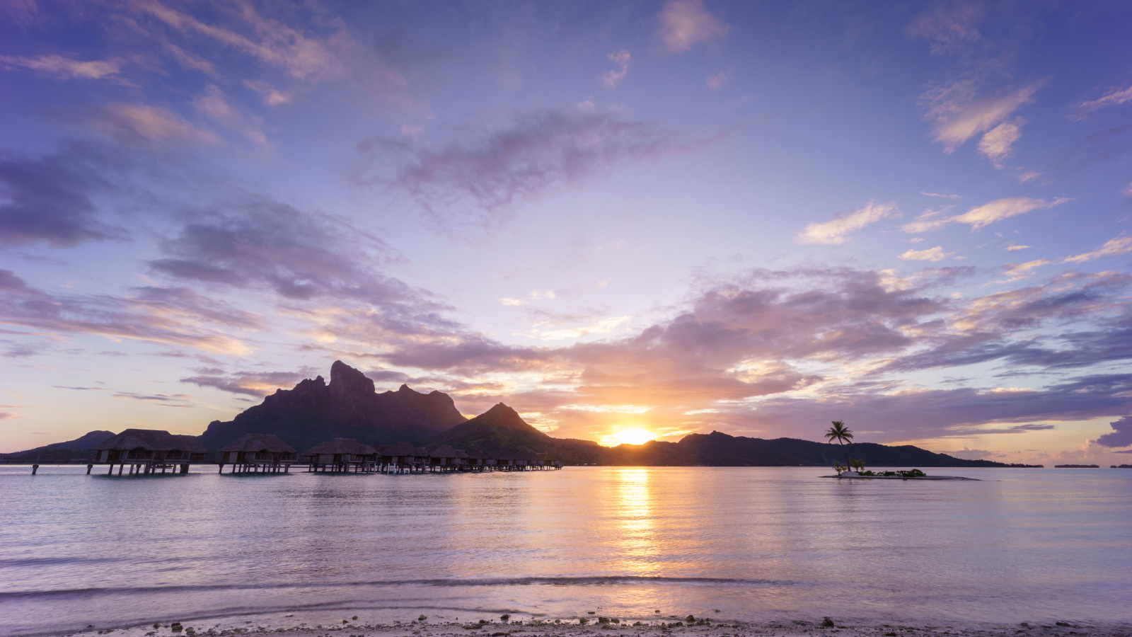 Сиреневый закат в небе над океаном, остров Бора-Бора.