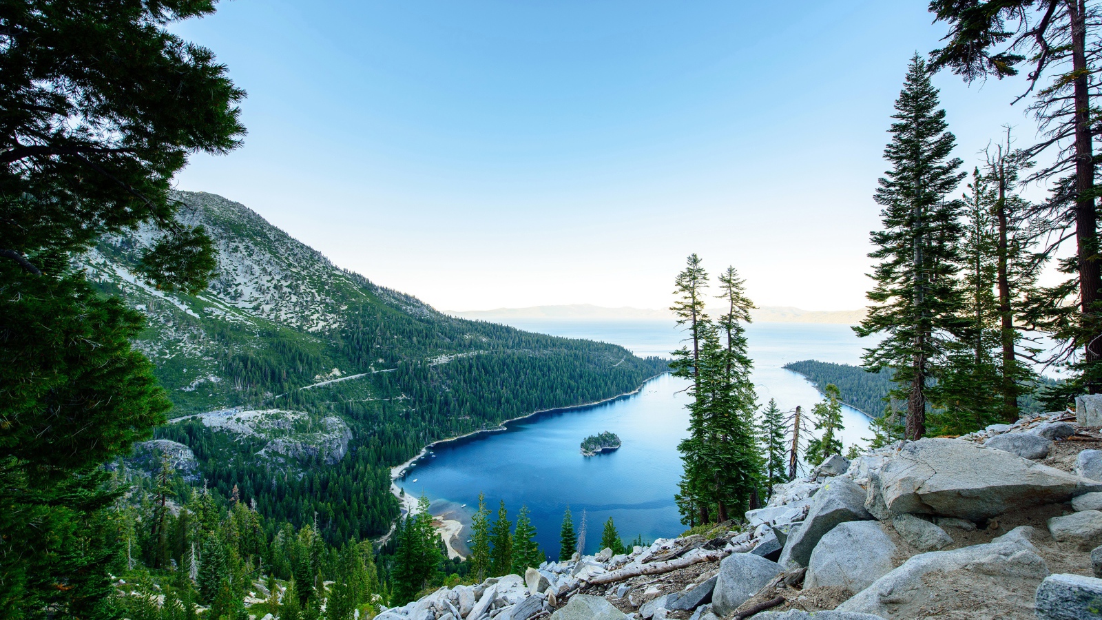 Живописная горная природа у голубого озера 