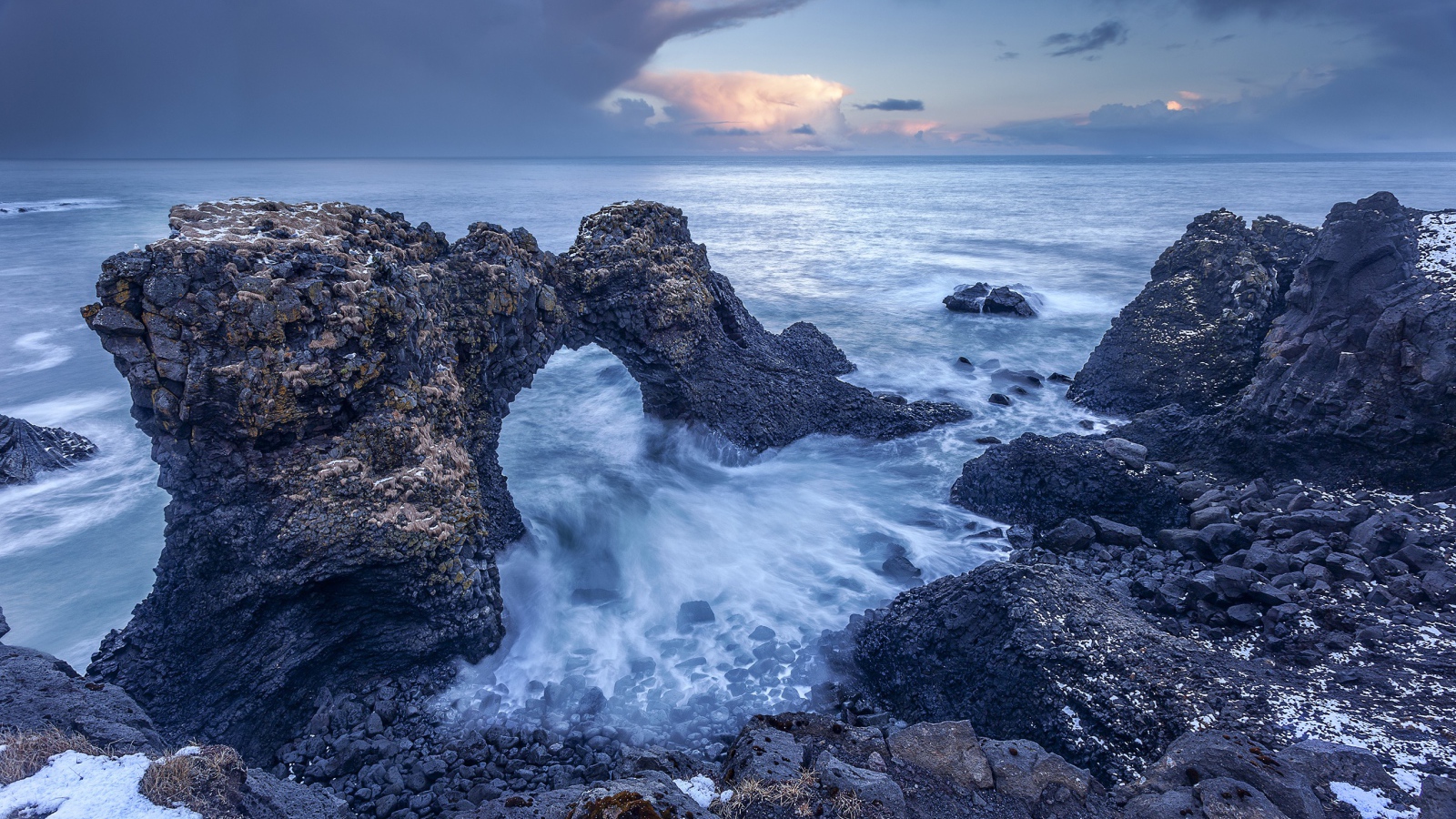 Скалы на берегу океана 