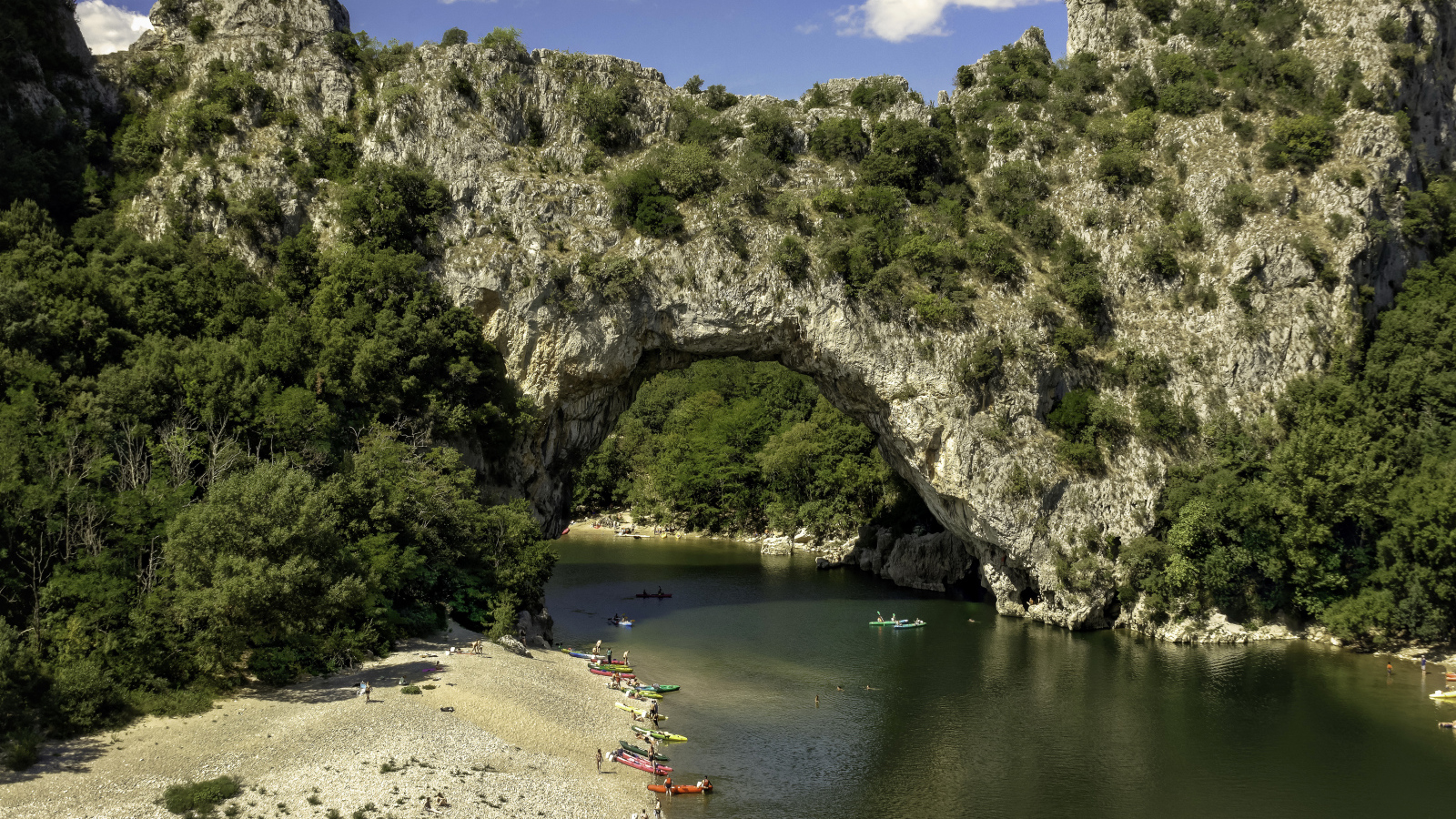 Скалистая арка над рекой во Франции 