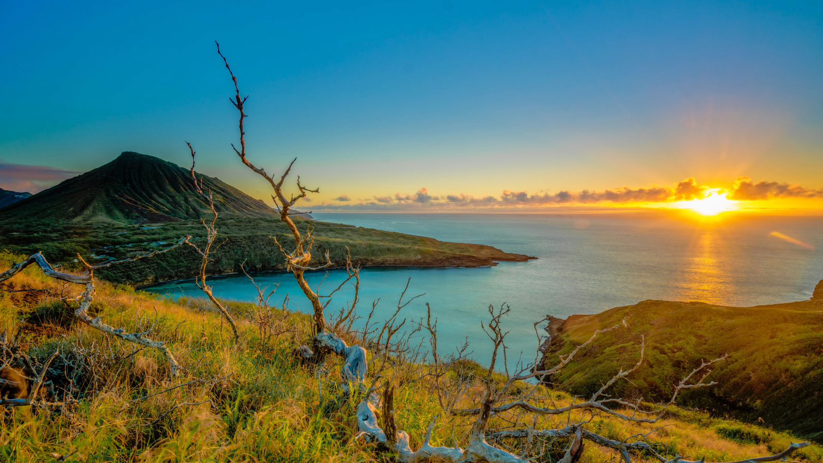 Восход яркого солнца над океаном 
