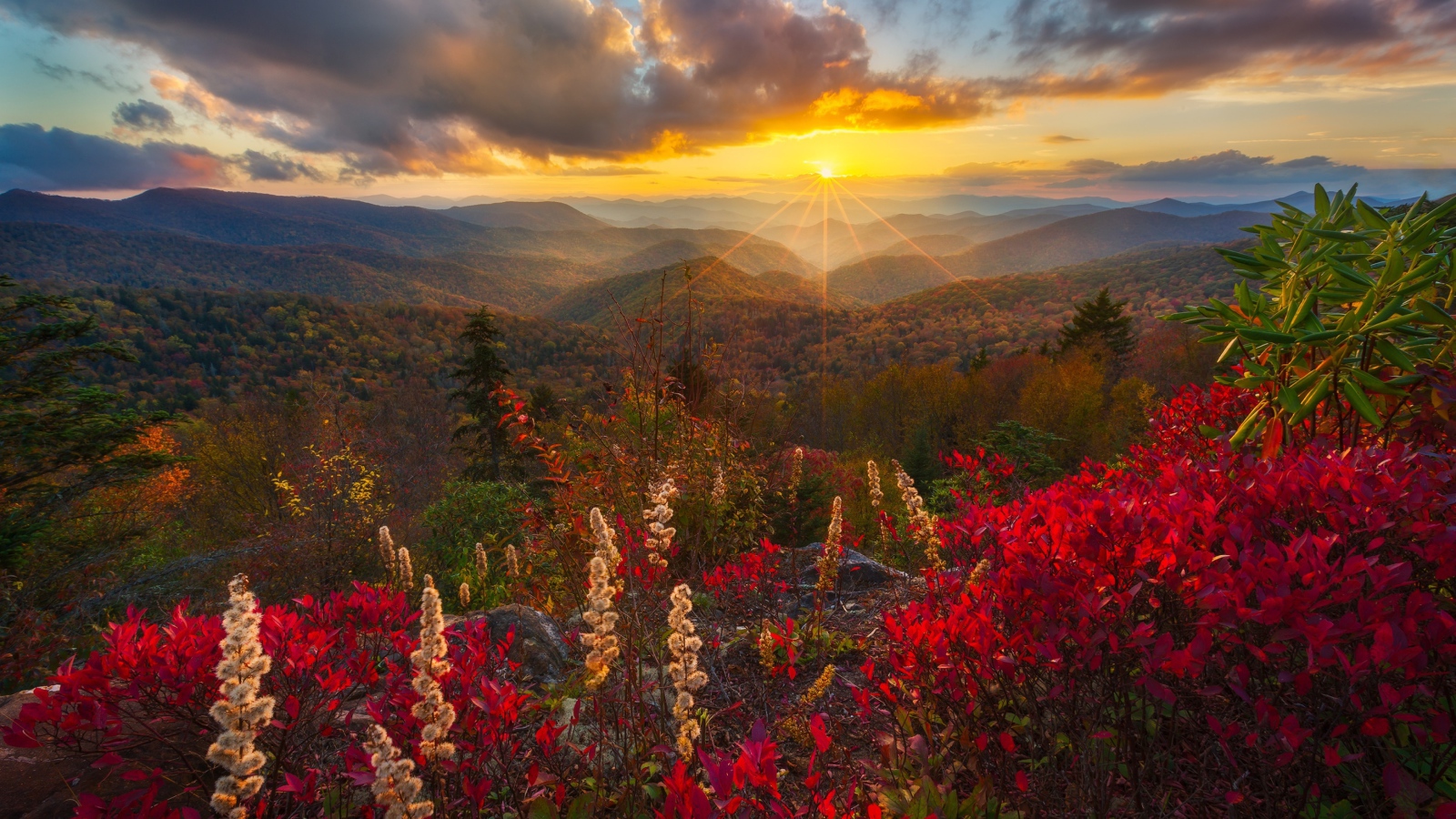 Закат солнца в небе над горным пейзажем