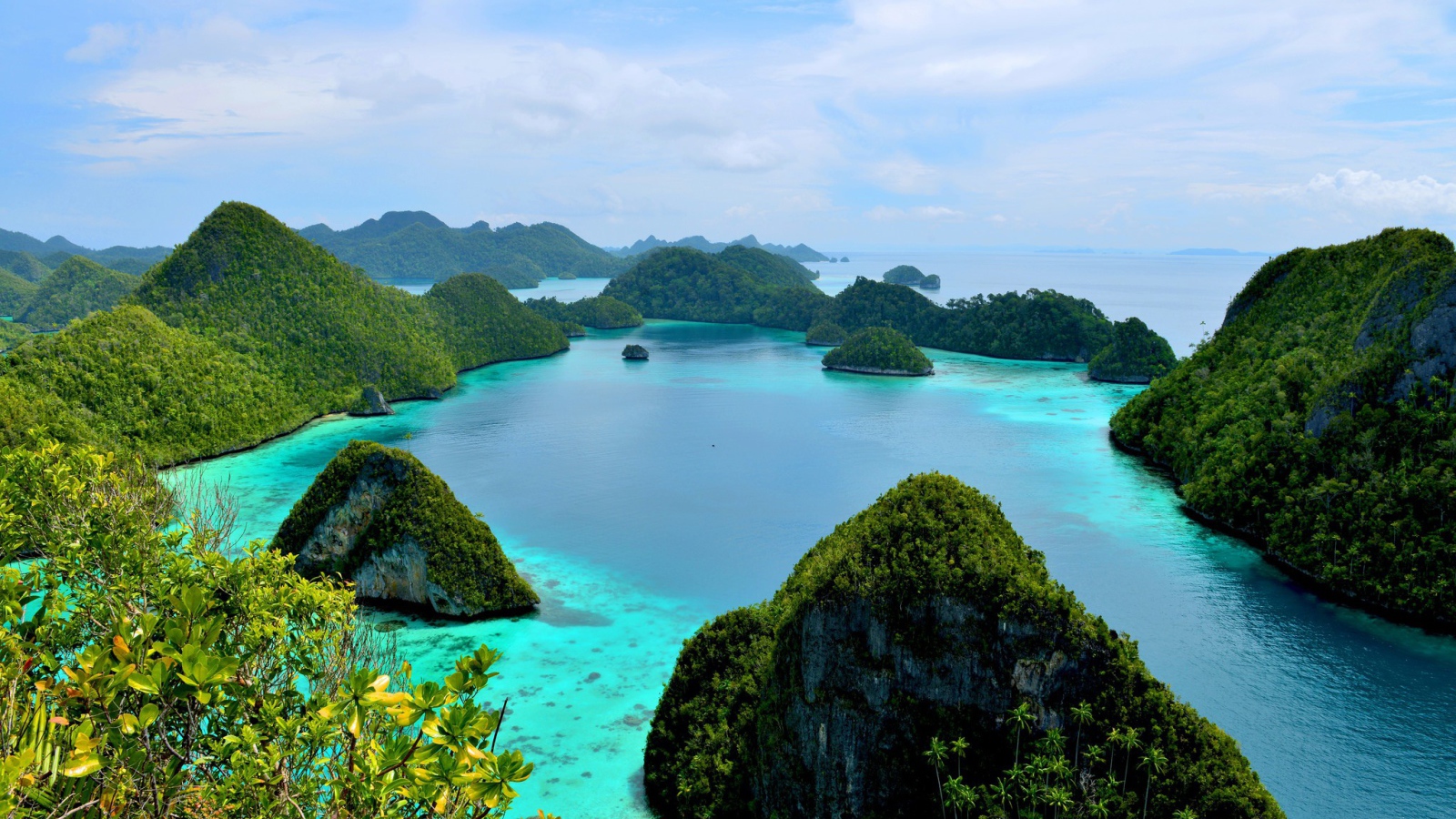 Лагуна с голубой чистой водой в тропиках 