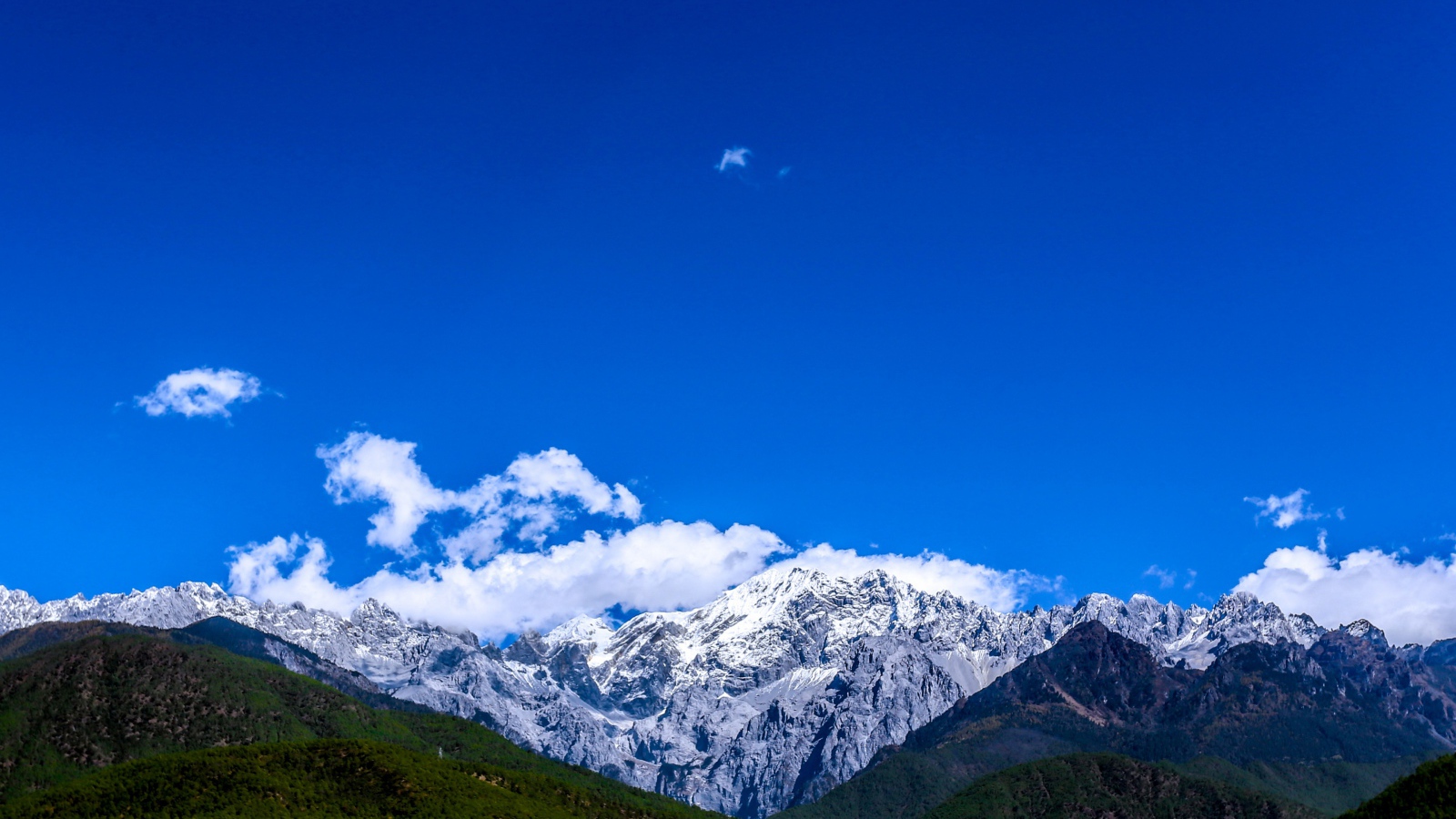 Живописный горный массив Юйлунсюэшань, Китай 