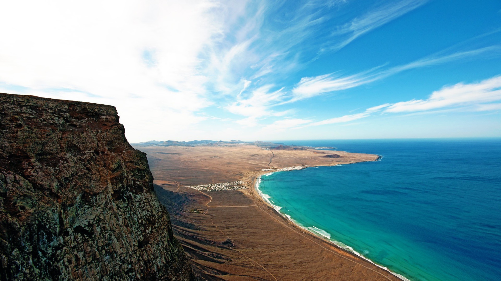 Пляж на острове Лансароте, Испания 