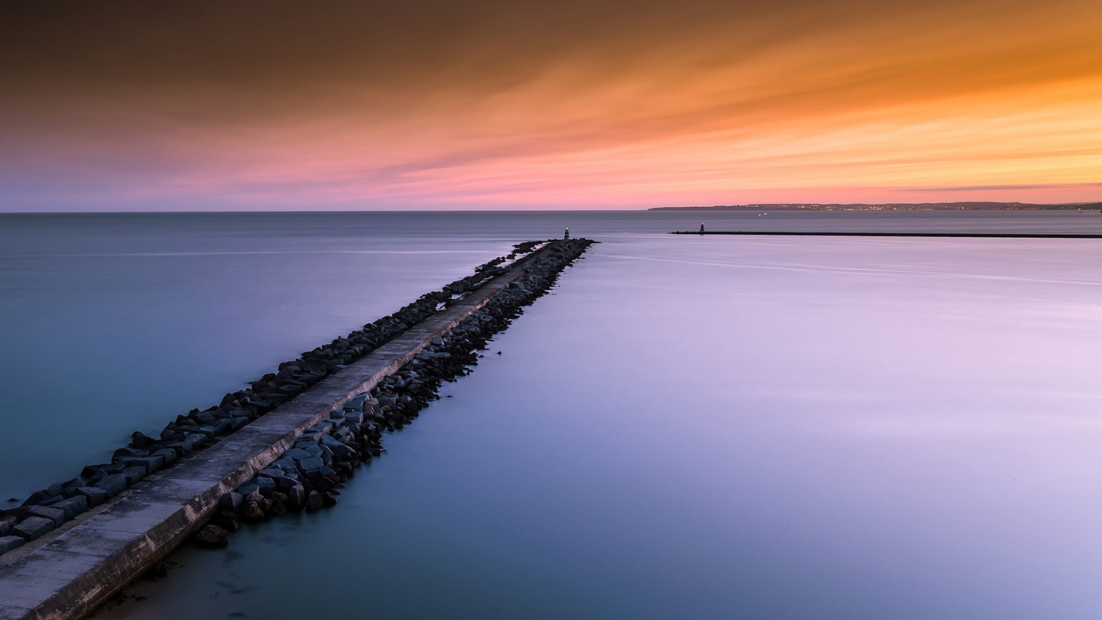 Красивое небо на пляже Альгавре, Португалия  