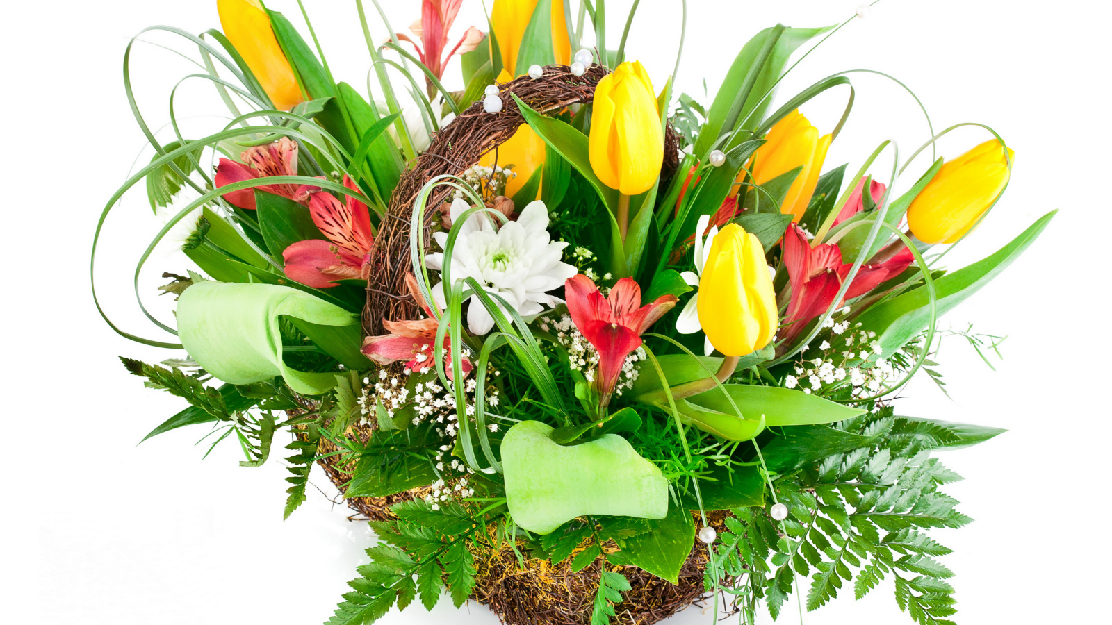 Букет желтых тюльпанов и красивых цветов альстрёмерия на белом фоне