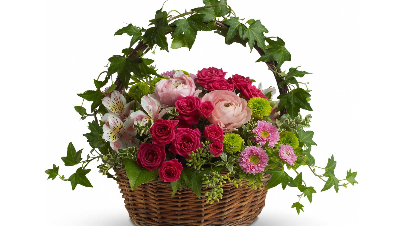 Корзина со свежими цветами на белом фоне