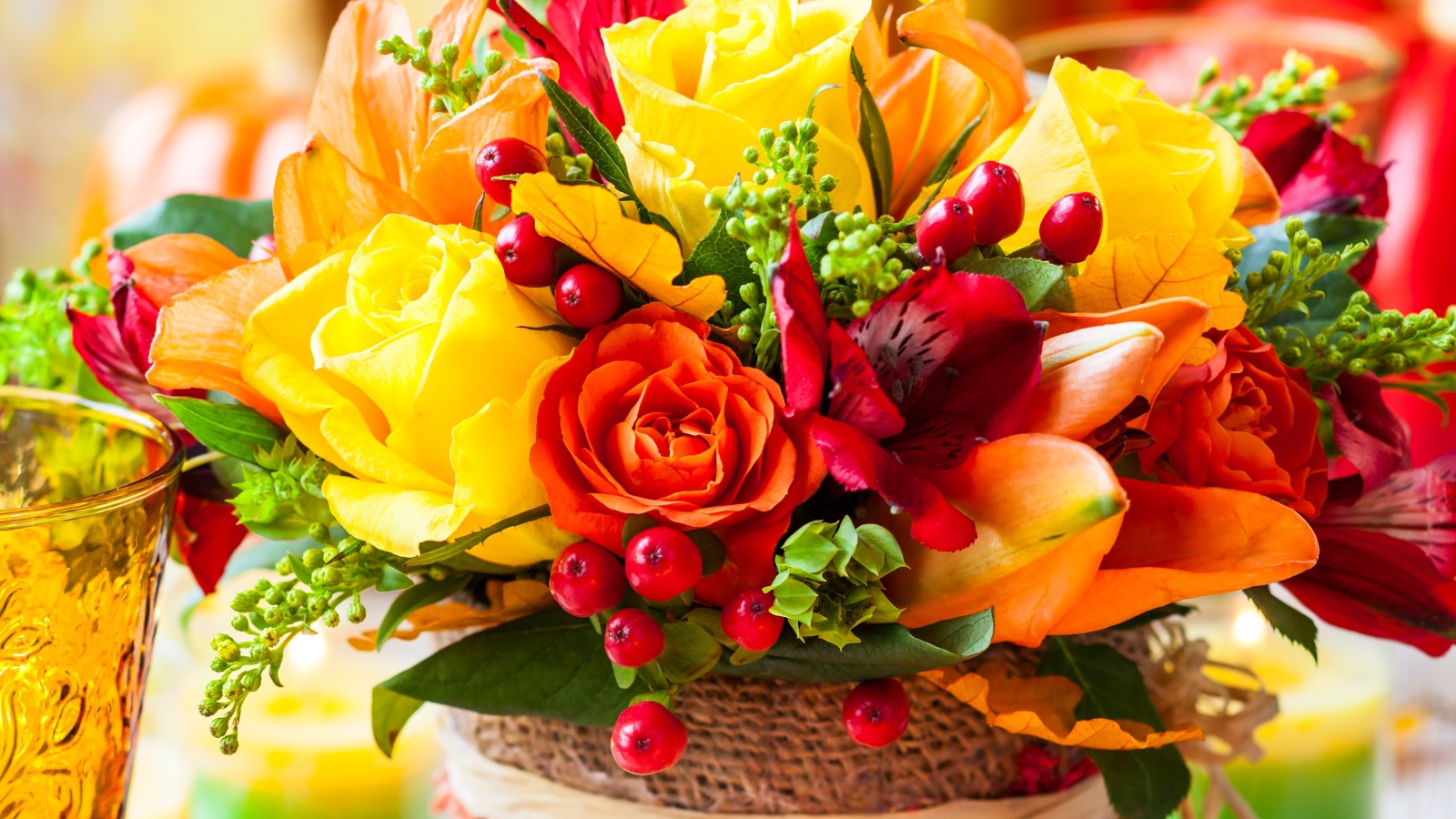 Красивый осенний букет с розами и желтыми листьями