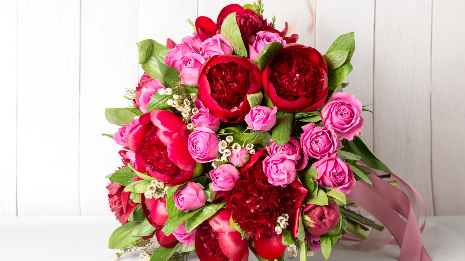 Красивый букет розовых роз с красными тюльпанами