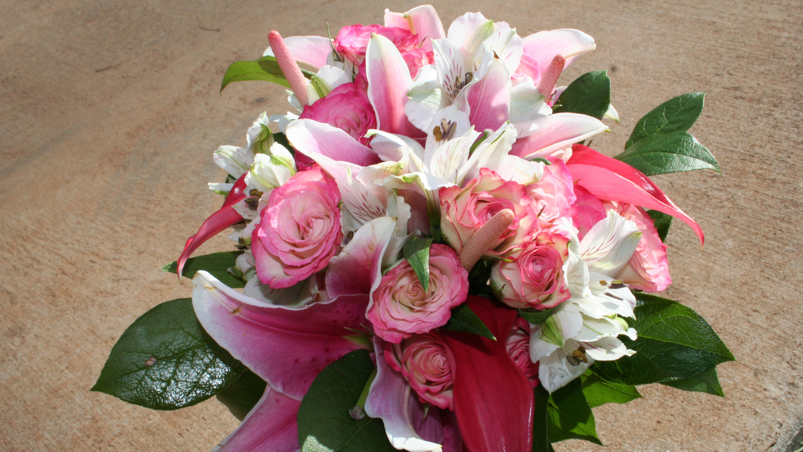 Красивый букет с цветами альстрёмерия, розы и лилии