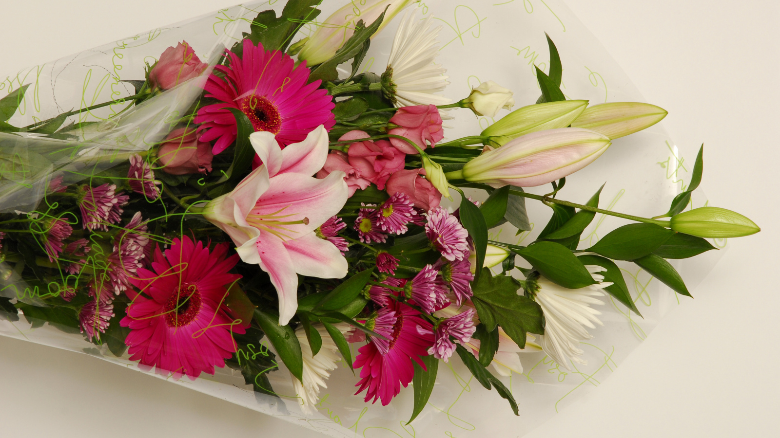 Красивый букет с лилиями, герберами и хризантемами