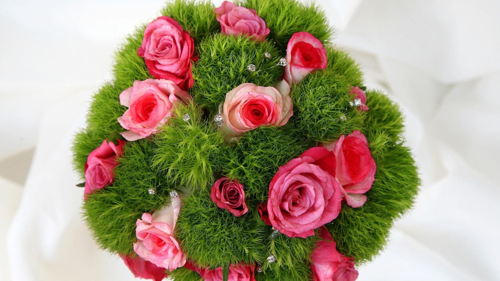 Букет красивых розовых роз с зеленью