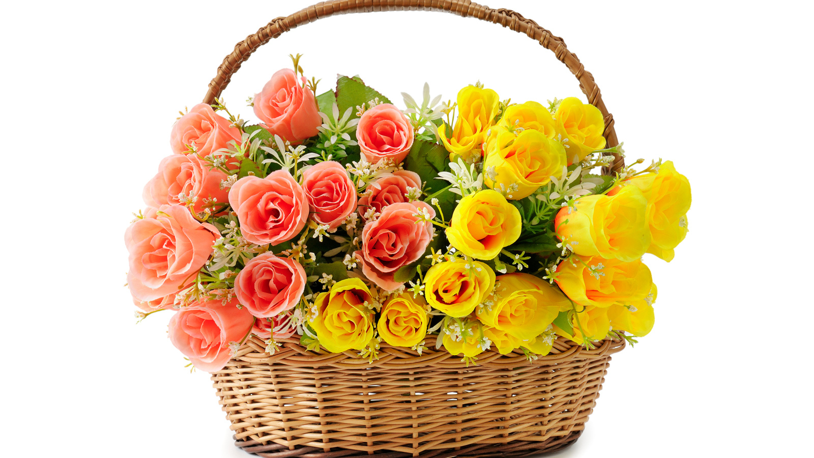 Букет розовых и желтых роз в корзине на белом фоне