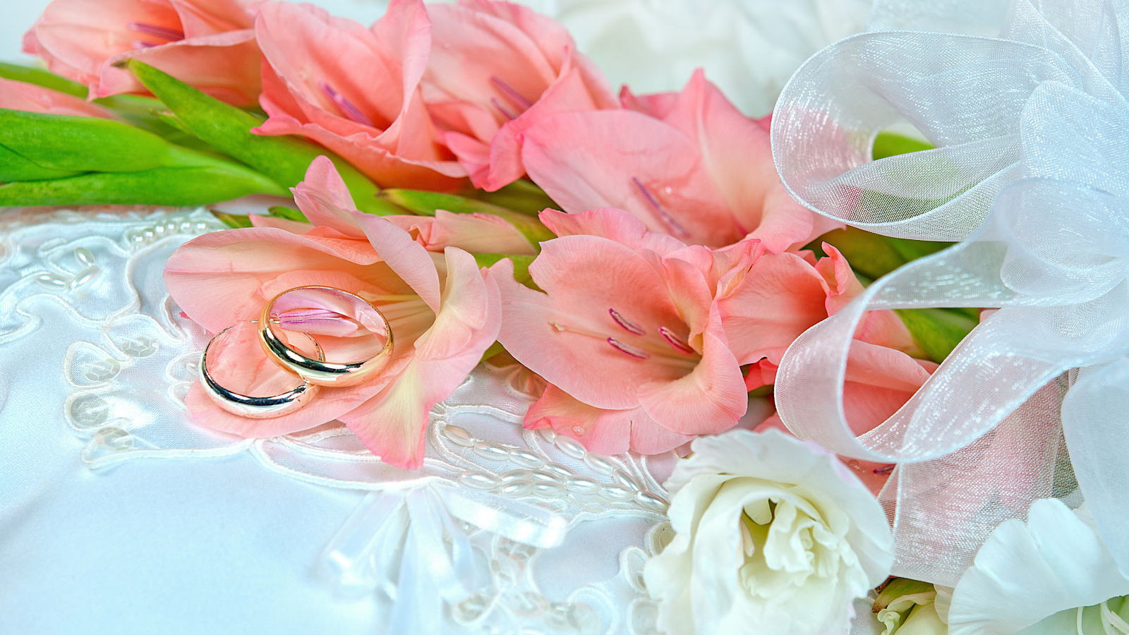 Букет розовых гладиолусов с двумя обручальными кольцами