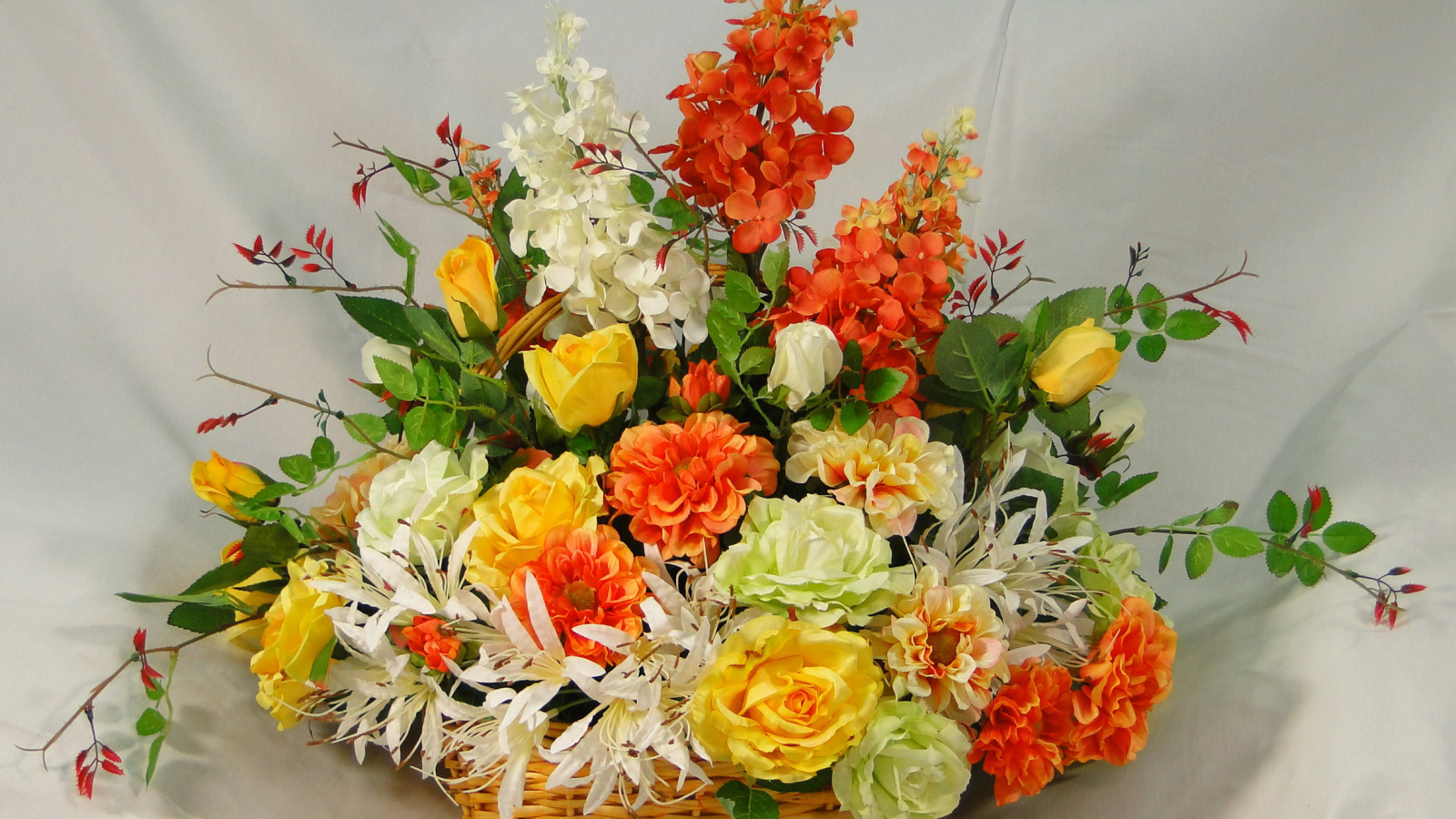 Большой букет цветов в плетеной корзине