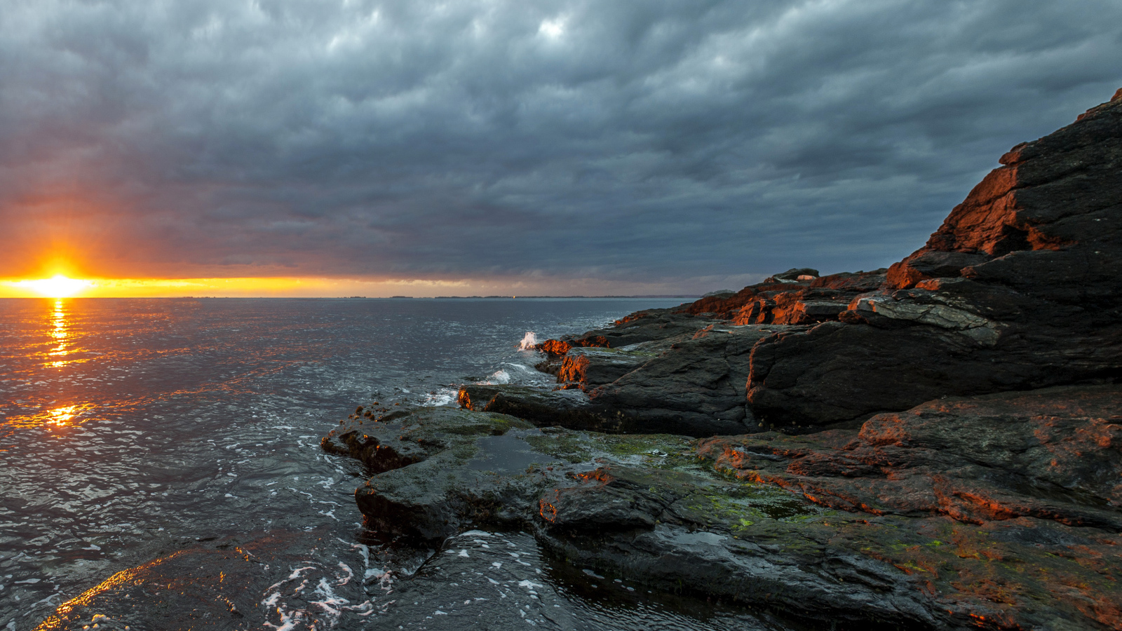 Каменное побережье в Норвегии на закате 