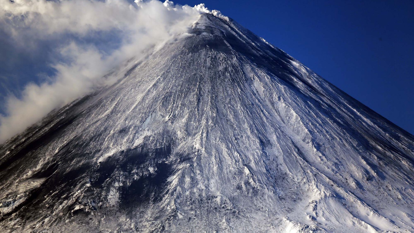 Белый дым выходит из вулкана Ключевская сопка 