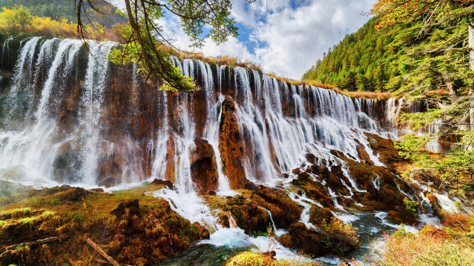 Красивый водопад в осеннем парке Цзючжайгоу, Китай