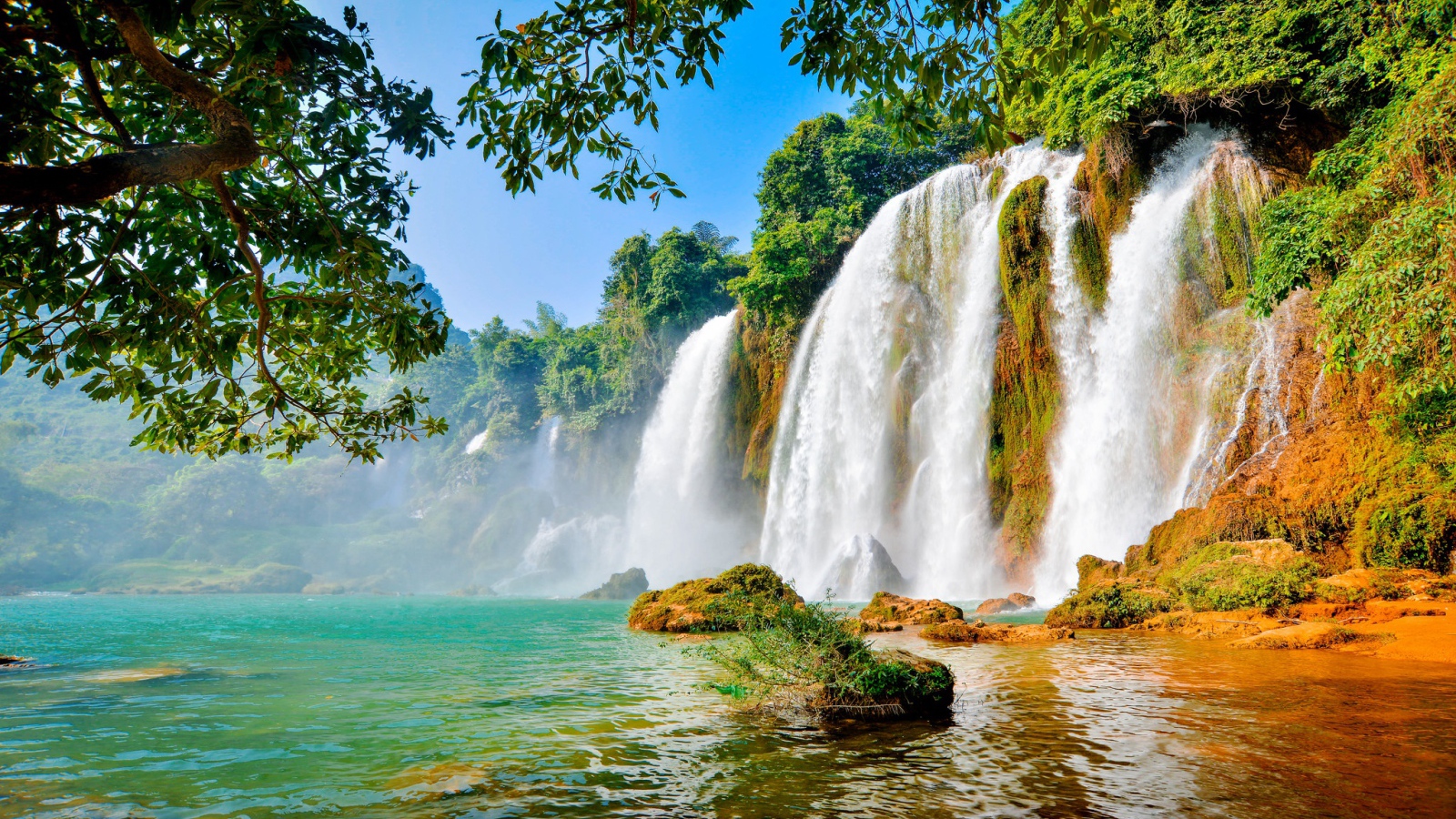 Водопад стекает по скале в озеро