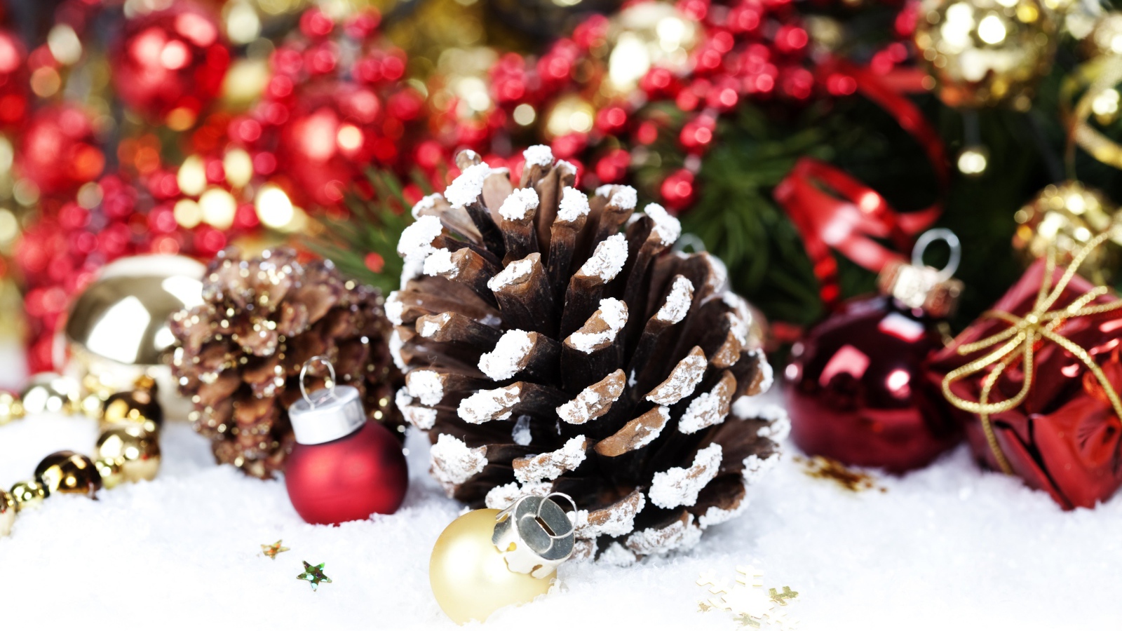 Большая елочная шишка с игрушками на Новый год 2018