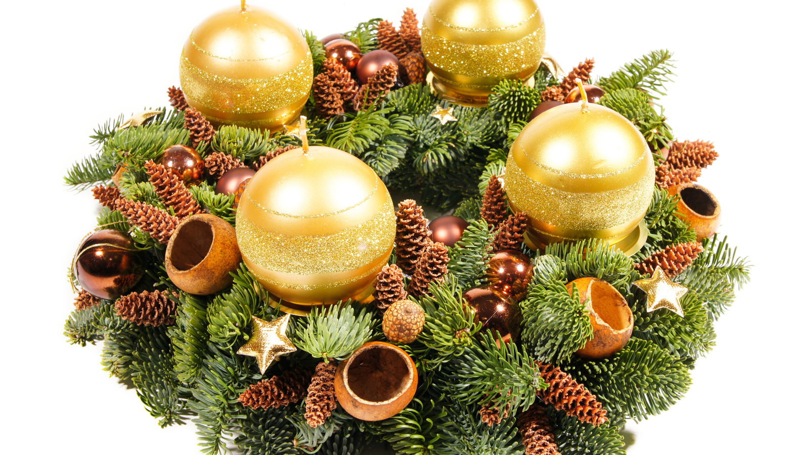 Рождественский венок с золотыми свечами на белом фоне