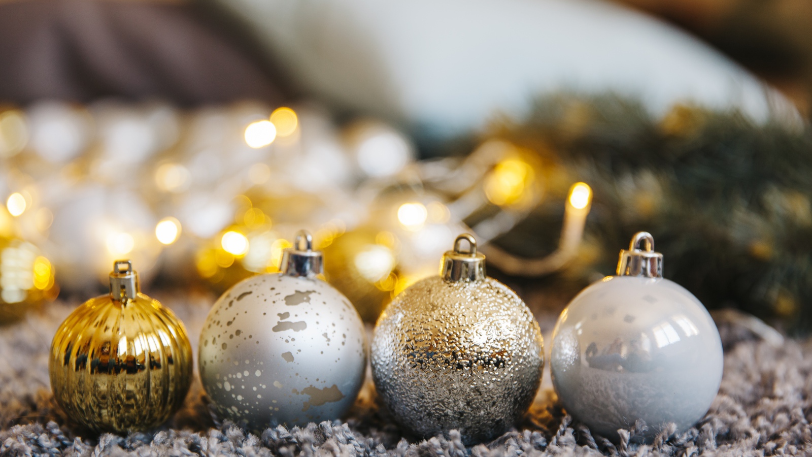 Четыре разноцветных елочных шарика